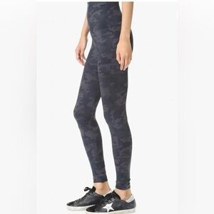 NWOT $68! SPANX Look at me now Leggings SZ Small, Black Camo